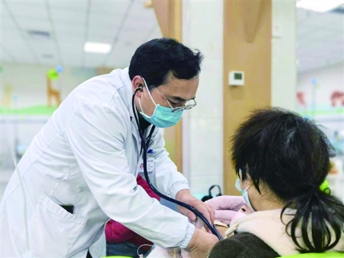 长沙市第四医院儿科医生为流感患儿进行体格检查 新华社发